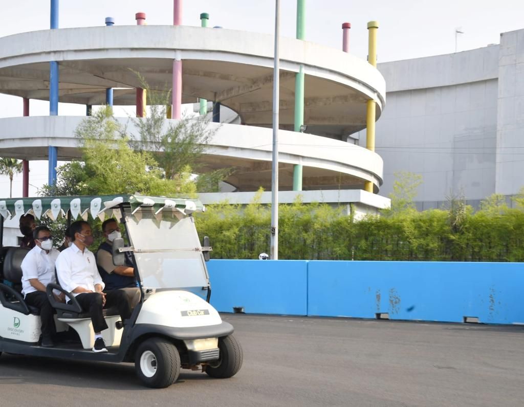 Presiden Joko Widodo meninjau pembangunan Sirkuit Formula E menggunakan mobil golf, Senin (25/4/2022). Kendati jalur balap sudah rampung 100  persen, masih ada <i>paddock</i>, <i>grand stand</i>, dan pagar pelindung yang masih harus dibangun untuk perhelatan 4 Juni mendatang.