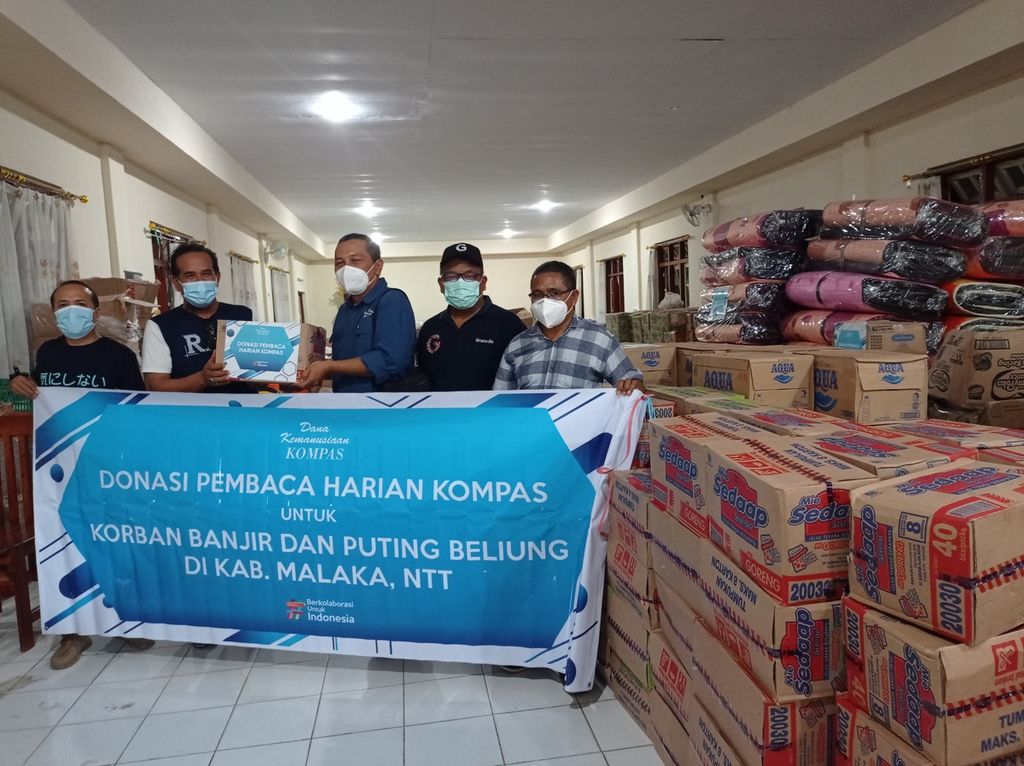 Penyerahan bantuan dari pembaca harian Kompas melalui Yayasan Dana Kemanusiaan Kompas di Betun, ibu kota Kabupaten Malaka, Nusa Tenggara Timur, Jumat (23/4/2021). Bantuan itu ditujukan bagi para korban siklon tropis Seroja.
