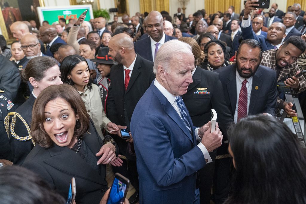 Presiden AS Joe Biden (tengah) dan Wakil Presiden Kamala Harris (kiri) meninggalkan lokasi acara perayaan Bulan Sejarah Warga Kulit Hitam (Black History Month) di Ruang Timur Gedung Putih, Washington DC, AS, Senin (27/2/2023). 