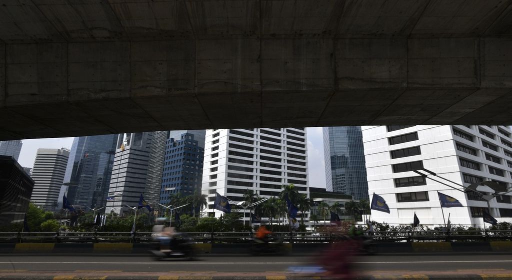 Gedung-gedung bertingkat di Jalan Sudirman, Jakarta, Senin (13/6/2022). 