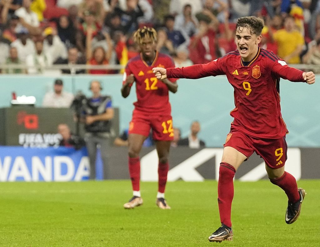 Pemain timnas Spanyol Gavi merayakan golnya ke gawang Kosta Rika pada laga penyisihan grup E Piala Dunia Qatar 2022 di Stadion Al-Thumama, Doha Qatar, Rabu (23/11/2022). Spanyol menang telak dengan skor 7-0 dan Gavi menjadi pemain termuda ketiga yang mencetak gol pada ajang Piala Dunia.