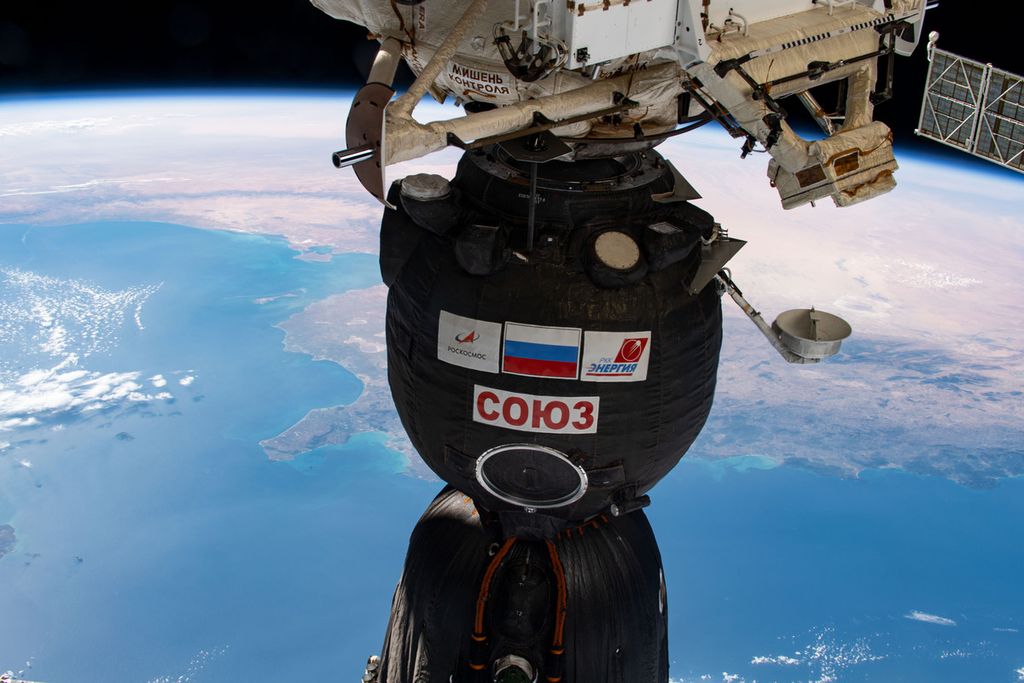Wahana antariksa Rusia, Soyuz MS-17, sandar di Stasiun Ruang Angkasa Internasional pada 14 Oktober 2020. Penggabungan kedua wahana itu terjadi saat keduanya terbang di atas Laut Mediterania.