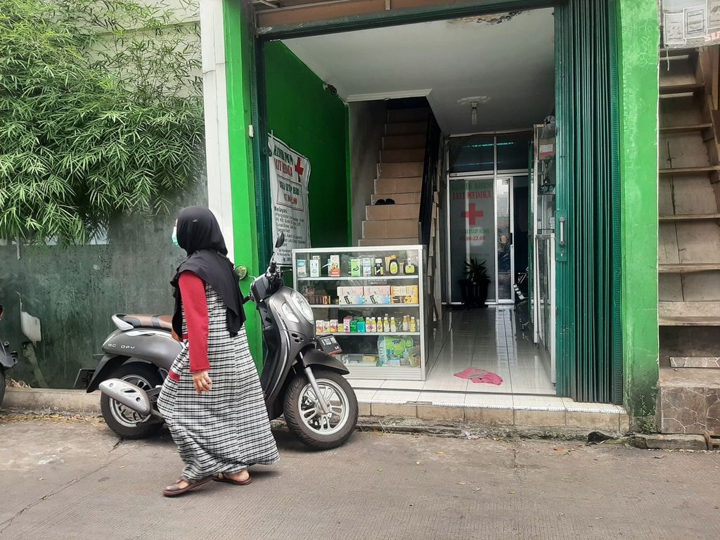 Warga beraktivitas di depan salah satu klinik di Kawasan Petamburan, Tanah Abang, Jakarta Pusat, Senin (24/10/2022). Obat-obat yang mengandung cemaran etilen glikol (EG) dan dietilen glikol (DEG) yang melebihi ambang batas aman akan ditarik dari pasar.