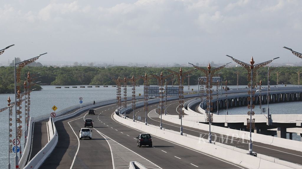 Cars cross the Bali Mandara Highway in Denpasar, Bali, on Tuesday (7/5/2022). The 12.7-kilometer toll road has continuously been revamped to welcome the G20 Bali Summit held in November this year. The revamp of the toll road includes adding solar panels, installing street lighting poles and planting mangrove seedlings.