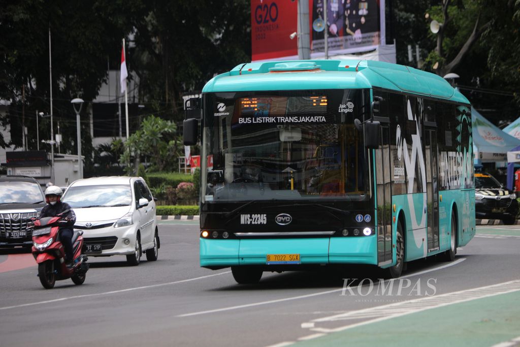 Bus listrik Transjakarta melintas di Kawasan Bundaran Hotel Indonesia, Jakarta, Selasa (6/9/2022). 