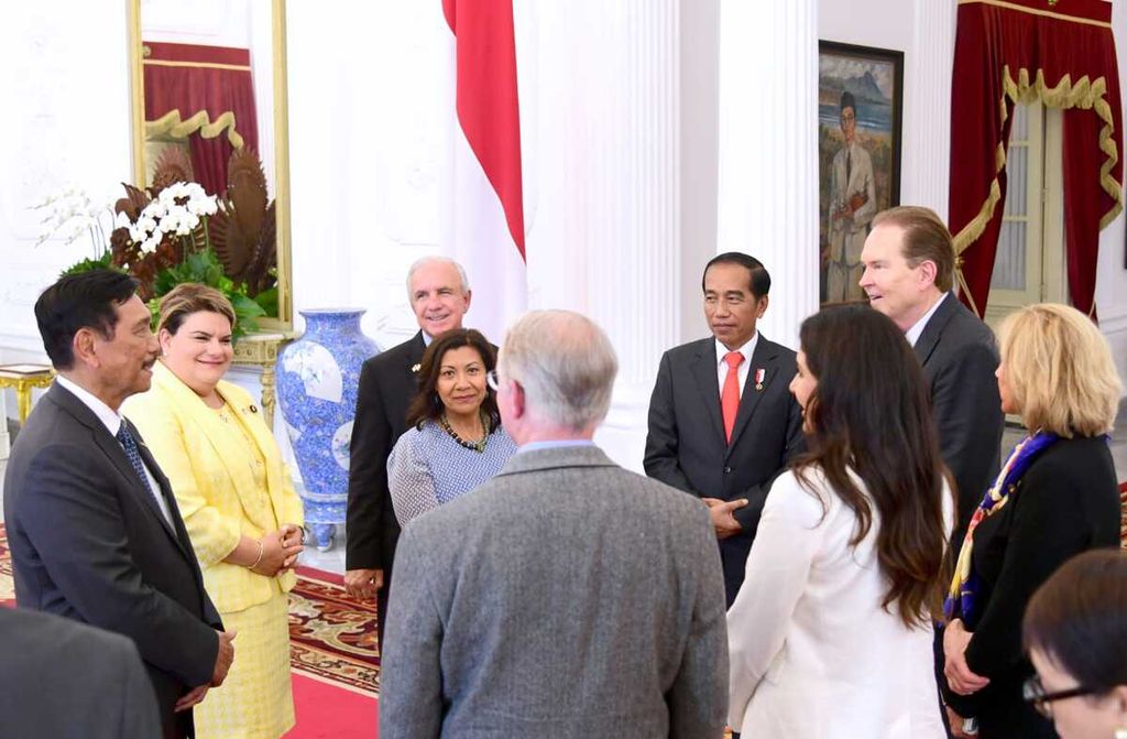 Bincang informal dilakukan Presiden Joko Widodo dan delapan anggota Kongres AS setelah berfoto bersama di Istana Merdeka, Jakarta, Rabu (3/5/2023). 