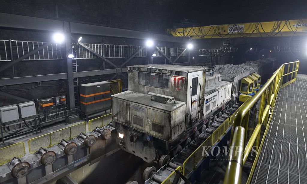Kereta yang mengangkut material tambang memasuki area stasiun bongkar muat tambang bawah tanah Grasberg Blok Cave (GBC) PT Freeport Indonesia di Tembagapura, Kabupaten Mimika, Papua, Rabu (1/6/2022).