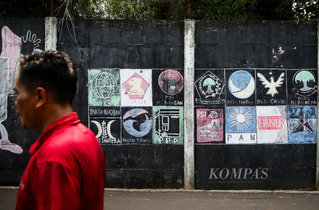 Lambang partai politik peserta Pemilu 2019 tergambar di sebuah tembok di kawasan Gandaria, Jakarta, Minggu (24/10/2021).