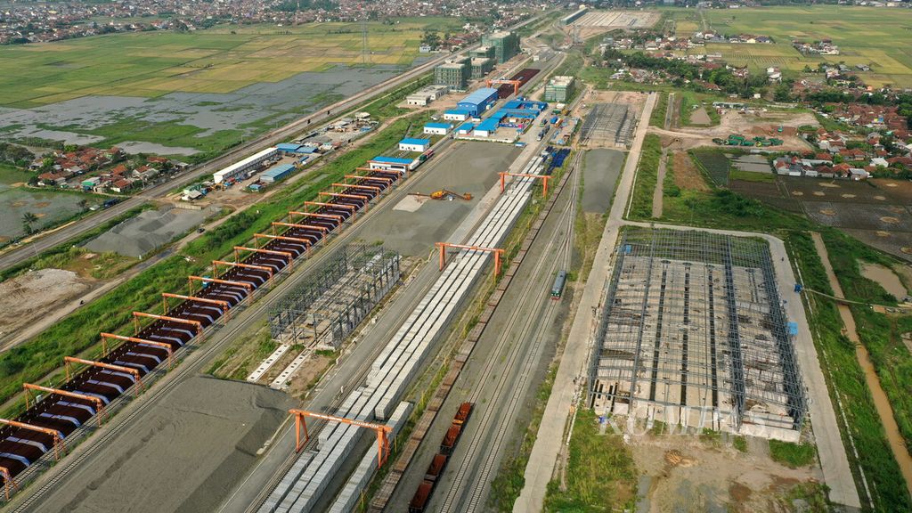 Foto udara Depo Tegalluar seluas 34 hekatare yang akan digunakan oleh Kereta Cepat Jakarta-Bandung di Kelurahan Cileunyi Kulon, Kabupaten Bandung, Jawa Barat, Rabu (20/4/2022).  