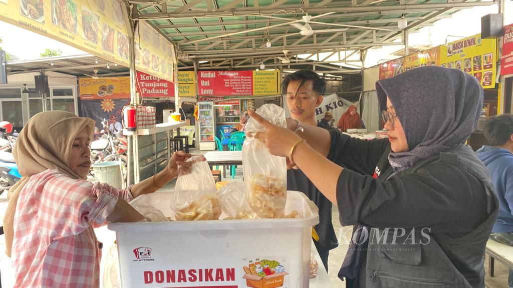 Staf Foodbank of Indonesia menyiapkan makanan yang hendak didistribusikan, Kamis (2/11/2023).