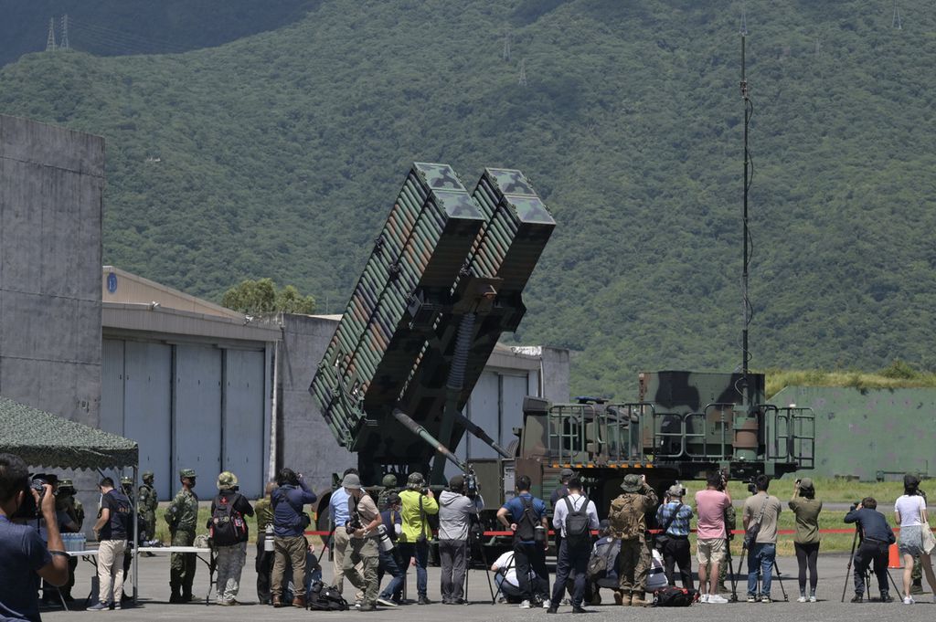 Wartawan berkumpul di depan sistem rudal permukaan-ke-udara Sky Bow III yang dikembangkan secara lokal di Taiwan. Rudal ini dipamerkan di Pangkalan Angkatan Udara Hualien pada 18 Agustus 2022.