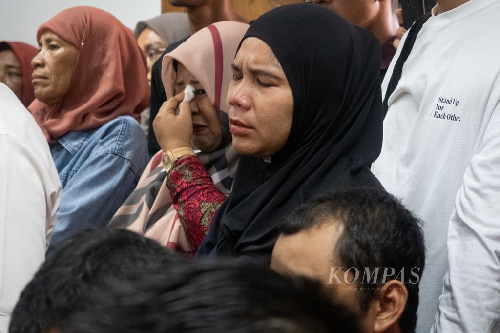 Emawati (37), istri salah satu terdakwa, menangis saat mendengar pembacaan tuntutan dari jaksa terhadap para demonstran aksi bela Rempang saat sidang di Pengadilan Negeri Batam, Kepulauan Riau, Senin (4/3/2024).