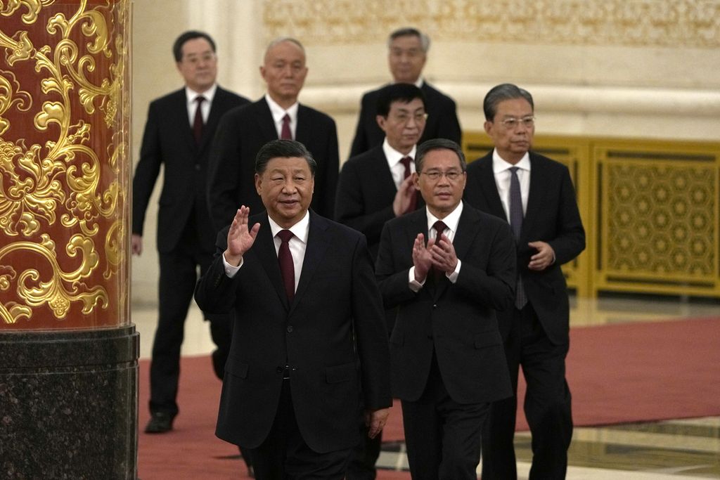 Anggota Baru Komite Tetap Politbiro (dari depan ke belakang) Presiden Xi Jinping, Li Qiang, Zhao Leji, Wang Huning, Cai Qi, Ding Xuexiang, dan Li Xi tiba di Aula Besar Rakyat di Beijing, China, 23 Oktober 2023. 