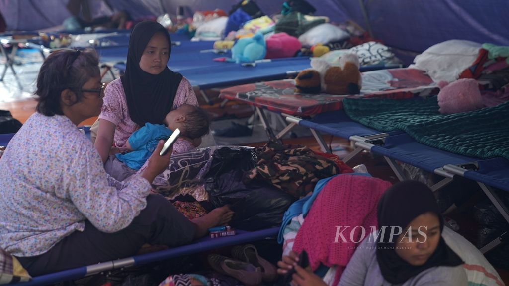 Pengungsi kebakaran Terminal Integrated Bahan Bakar Minyak (BBM) Depo Pertamina Plumpang berada di tenda Posko PMI, Jakarta Utara, Senin (6/3/2023). 