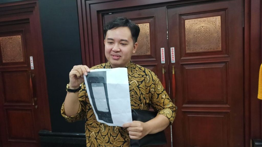 Zico Leonard Djagardo Simanjuntak menjawab pertanyaan wartawan seusai memberikan keterangan kepada Majelis Kehormatan Mahkamah Konstitusi (MK) dalam perkara dugaan perubahan substansi putusan, di Gedung MK, Jakarta, Kamis (9/2/2023).