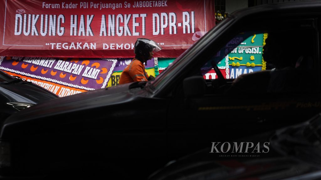 Salah satu spanduk terpampang di bagian depan Kantor DPP PDI-P di Jalan Diponegoro, Jakarta, yang dipenuhi karangan bunga berisi pesan desakan penggunaan hak angket oleh PDI-P di DPR RI, Jumat (8/3/2024).