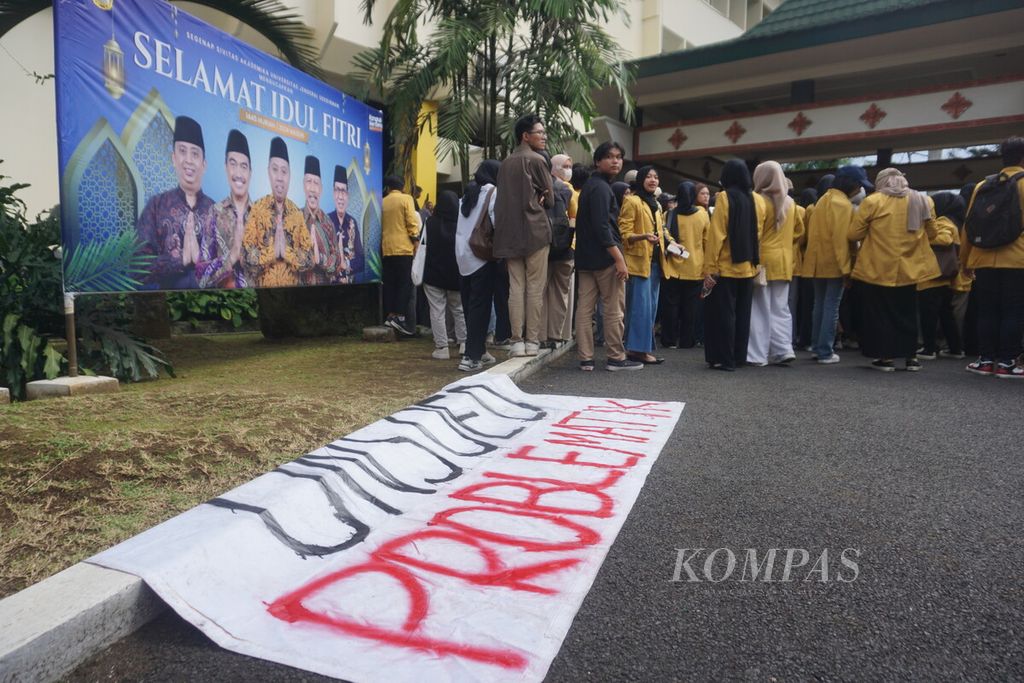 Ratusan mahasiswa Universitas Jenderal Soedirman Purwokerto menggelar demonstrasi menolak kenaikan Uang Kuliah Tunggal di Gedung Rektorat, di Purwokerto, Banyumas, Jawa Tengah, Jumat (26/4/2024). 