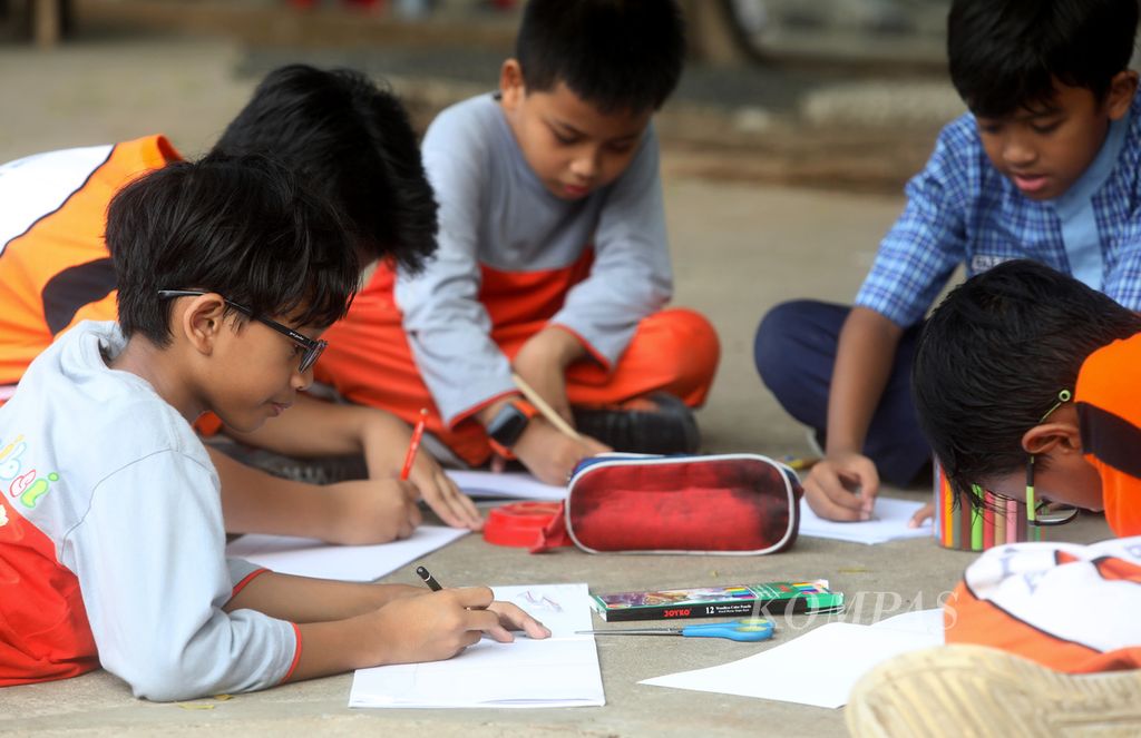 Siswa sekolah dasar di Jakarta Timur mengikuti kegiatan belajar luar sekolah dengan menggambar di jalur inspeksi Banjir Kanal Timur, Kamis (9/11/2023).