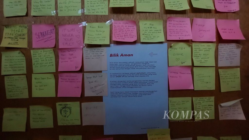 Tulisan-tulisan pengunjung terpasang dalam instalasi Bilik Aman dalam pameran Speak Up di NEHA Hub, Cilandak, Jakarta Selatan, Rabu (9/8/2023). Sebelum menuliskan pesan, pengunjung terlebih dahulu mendengarkan rekaman suara pengalaman para penyintas melalui perangkat yang tersedia di dalam bilik.