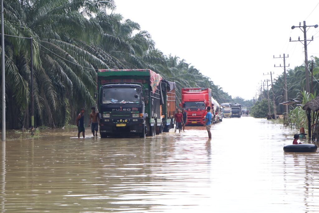 Jalan Medan-Banda Aceh sudah empat hari lumpuh karena banjir yang merendam sejumlah ruas jalan di Kabupaten Aceh Tamiang, Aceh, hingga Sabtu (5/11/2022). 