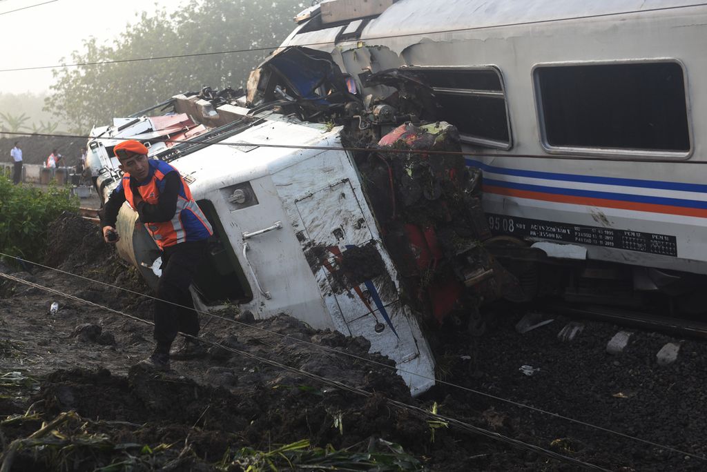 Petugas menyaksikan lokomotif KA Sancaka yang kecelakaan di Ngawi, Jawa Timur, Sabtu (7/4). Peristiwa tabrakan kereta Sancaka dengan truk trailer tersebut menyebabkan seorang masinis kereta itu meninggal.