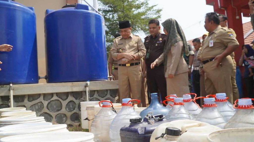 Pemerintah Kabupaten Jepara, Jawa Tengah menyalurkan bantuan air bersih ke Desa Kedungmalang, Kecamatan Kedung, Senin (19/6/2023). Dalam kegiatan itu, air sebanyak 24.000 liter dibagikan kepada masyarakat yang terdampak kekeringan di Desa Kedungmalang.