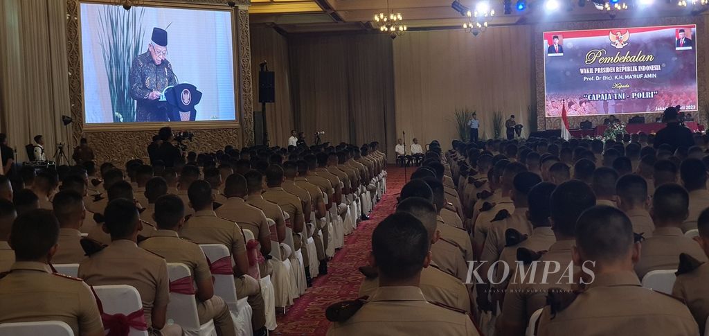 Wakil Presiden Maruf Amin memberikan pembekalan kepada calon perwira remaja TNI-Polri tahun 2023 di Balai Sudirman, Jakarta, Jumat (21/7/2023). Diharapkan para calon perwira ini terus mengasah diri, menjaga komitmen, dan bisa menjadi teladan.