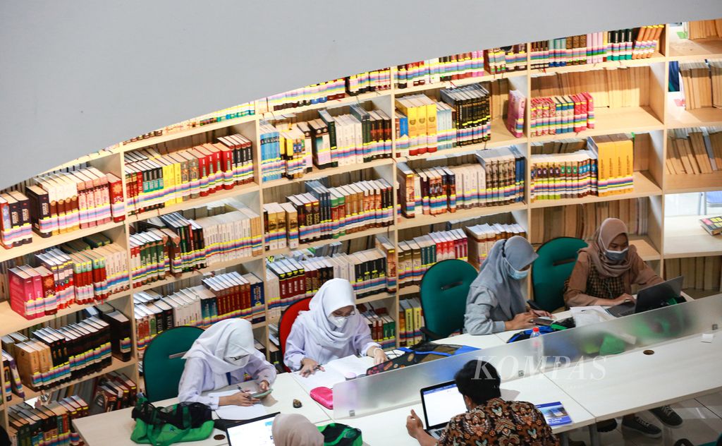 Suasana di Perpustakaan Nasional RI, Jakarta Pusat, yang ramai, Jumat (27/5/2022). 