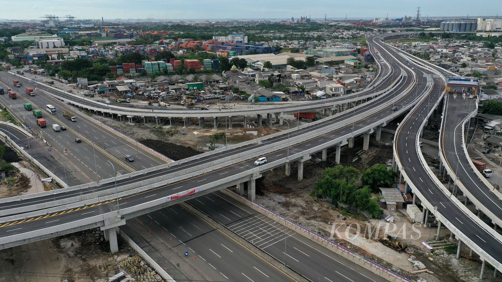 Kendaraan melintasi Simpang Susun Cilincing yang menjadi pintu masuk dan keluar Jalan Tol Cibitung-Cilincing seksi 4 di Cilincing, Jakarta Utara, Sabtu (1/4/2023).  