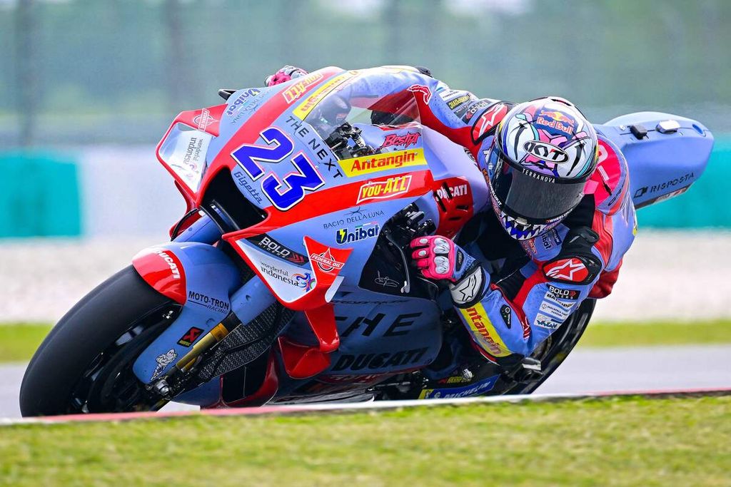 Pebalap tim Gresini Racing, Enea Bastianini, melibas tikungan Sirkuit Sepang, Malaysia, pada hari kedua tes pramusim MotoGP 2022, 6 Februari 2022.