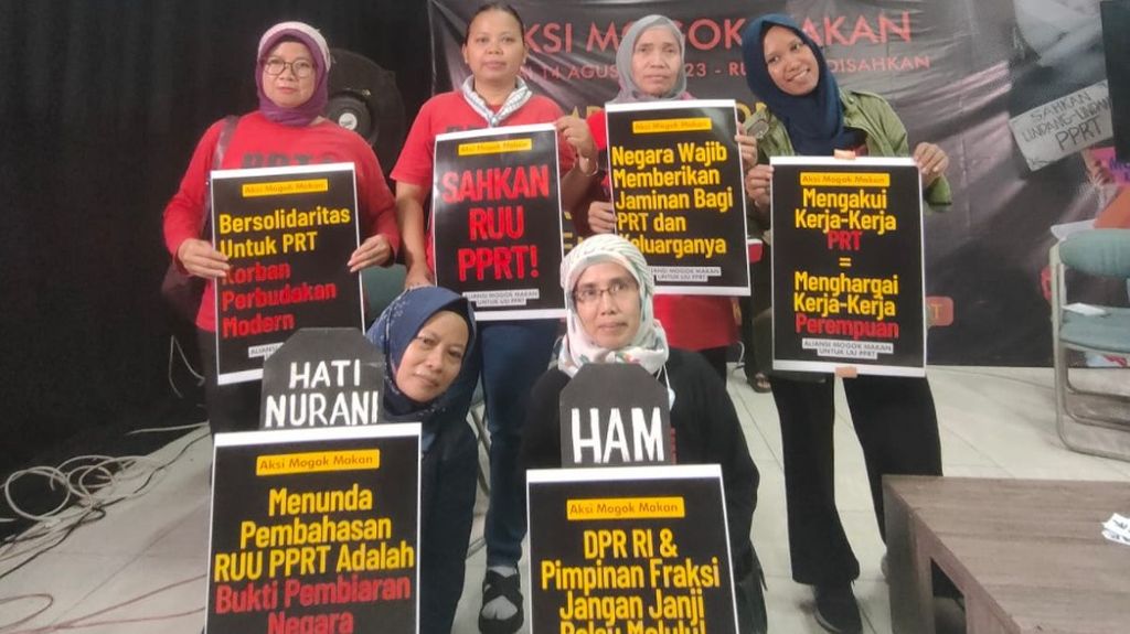Perwakilan PRT, yang tergabung dalam Jaringan Advokasi PRT (JALA PRT), membawa poster tuntutan PRT saat keterangan pers bersama Aliansi Mogok Makan untuk UU PPRT di Kantor Yayasan Lembaga Bantuan Hukum (YLBHI) di Jakarta, Minggu (6/8/2023).