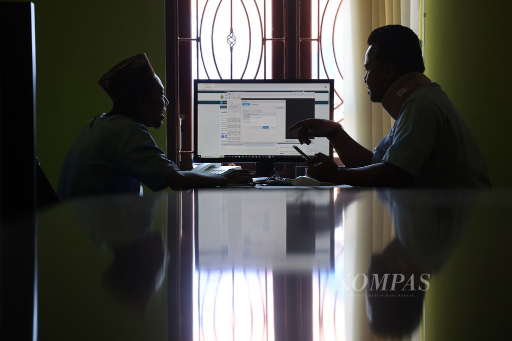 Teknologi informasi diterapkan di Kantor Desa Pleret, Kecamatan Pleret, Bantul, DI Yogyakarta, Selasa (21/6/2022). Ini menjadi inovasi untuk meningkatkan transparansi kerja pemerintah desa dan membantu mempermudah warga dalam mengakses berbagai layanan.