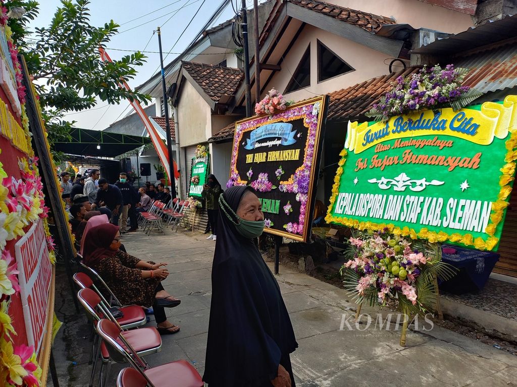 Karangan bunga dari sejumlah pihak diletakkan di dekat rumah duka Tri Fajar Firmansyah di Padukuhan Tambakbayan, Desa Caturtunggal, Kecamatan Depok, Kabupaten Sleman, Daerah Istimewa Yogyakarta, Rabu (3/8/2022).
