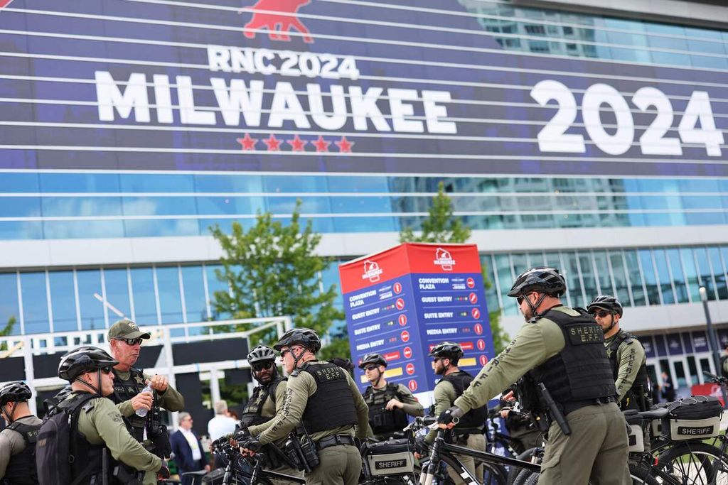 Aparat berjaga di lokasi Konvensi Nasional Partai Republik di Milwaukee, Wisconsin, Amerika Serikat, Minggu (14/7/2024). 