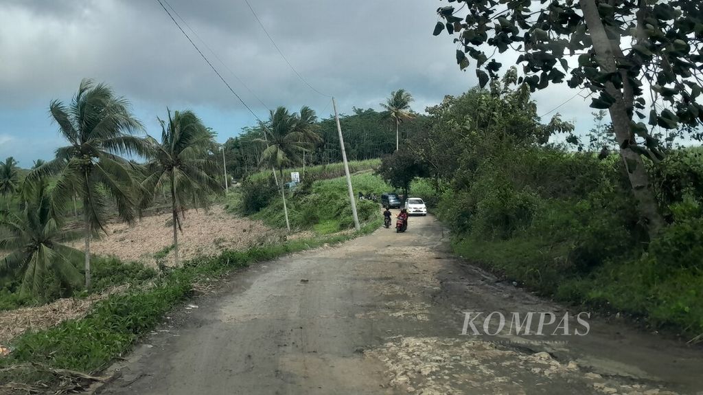 Kendaraan wisatawan harus zig-zag menghindari jalanan rusak di Desa Srigonco, Kecamatan Bantur, Kabupaten Malang, Jawa Timur, Minggu (9/7/2023).