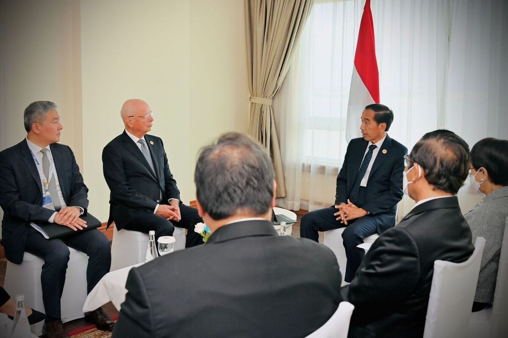 Presiden Joko Widodo melakukan pertemuan dengan Excecutive Chairman World Economic Forum (WEF) Profesor Klaus Schwab di sela KTT ASEAN di Phnom Penh, Kamboja, Sabtu (12/11/2022).