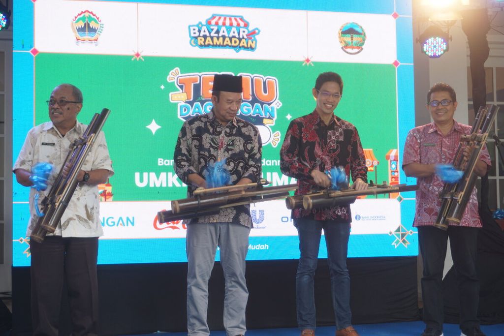 Bupati Banyumas Achmad Husein (kedua dari kiri) bersama President & Co-Founder Dagangan Wilson Yanaprasetya (Kedua dari kanan) meresmikan Komunitas Sobat Dagang di Heterospace Banyumas, Jawa Tengah, Jumat (14/4/2023).