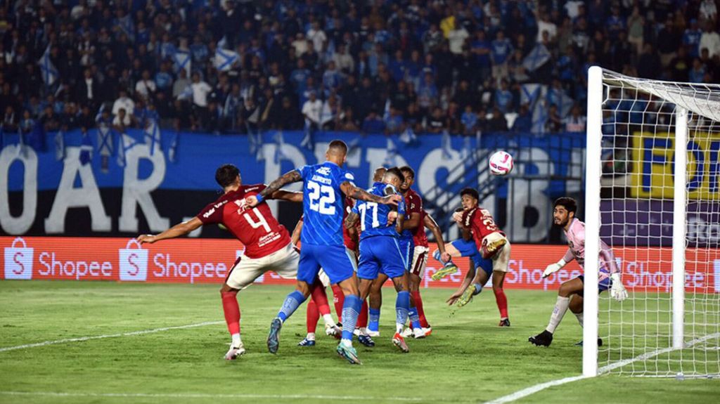 Persib Bandung menundukkan Bali United dalam semifinal leg 2 championship series BRI Liga 1 2023/2024 dengan skor 3-0 pada Sabtu (18/5/2024) di Stadion Si Jalak Harupat, Bandung, Jawa Barat. Dengan hasil ini, Persib melaju ke final Liga 1 untuk ketiga kalinya.