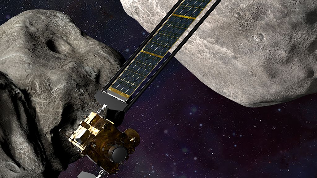 Ilustrasi wahana antariksa milik NASA, DART, bersama dua asteroid ganda, Dimorphos (kiri) dan Didymos (kanan). Dimorphos yang lebih kecil mengorbit atau mengelilingi Didymos yang lebih besar. DART akhirnya ditabrakkan ke Dimorphos pada 26 September 2022 untuk menguji strategi pembelokan asteroid sebagai salah satu menghindarkan Bumi dari tabrakan dengan asteroid.