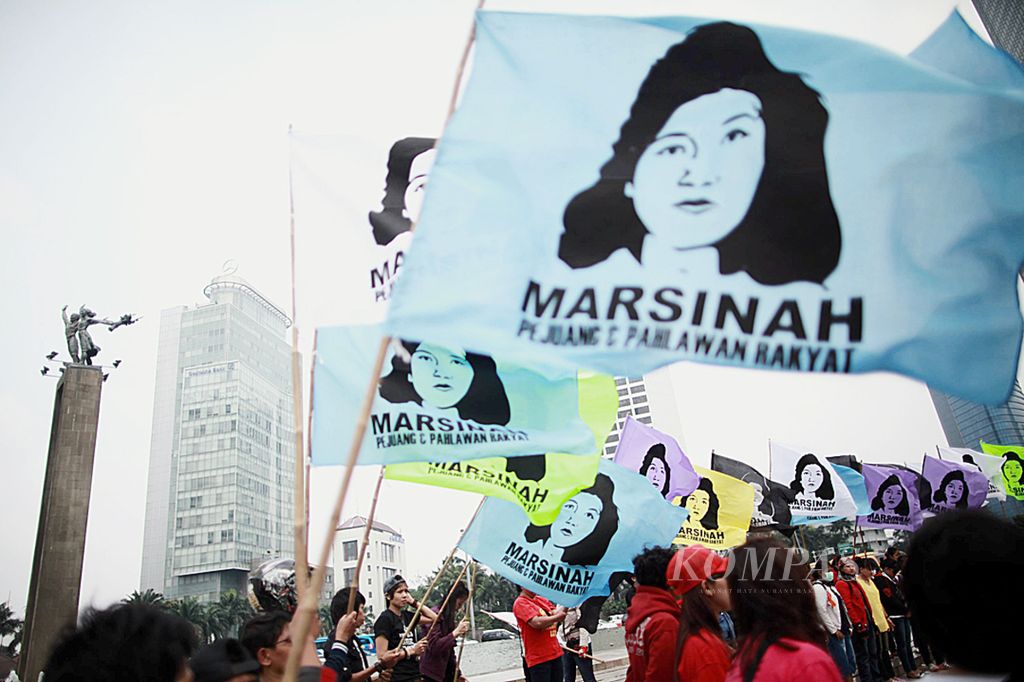 Bendera Marsinah dikibarkan oleh puluhan buruh perempuan yang tergabung dalam Federasi Buruh Lintas Pabrik (FBLP) saat berunjuk rasa di kawasan Bundaran Hotel Indonesia, Jakarta Pusat, Minggu (9/3/2014). Aksi memperingati hari perempuan sedunia itu menyuarakan sosok Marsinah sebagai pejuang dan pahlawan bagi rakyat.  
