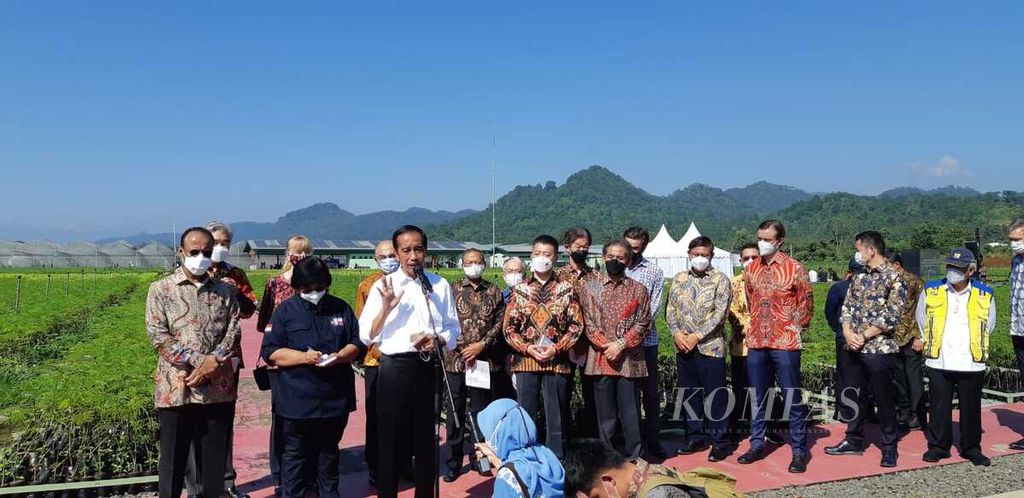 Presiden Joko Widodo pada acara Peresmian Persemaian Rumpin, Peluncuran Program Rehabilitasi Mangrove, dan World Mangrove Center di persemaian Rumpin, Kabupaten Bogor, Jawa Barat, Jumat (10/6/2022).