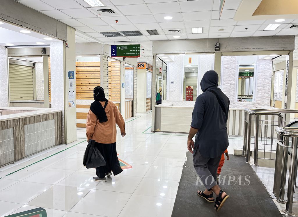  Pengunjung melintasi deretan kios kosong di Pusat grosir Central Tanah Abang, Jakarta Pusat, Kamis (17/11/2022). 