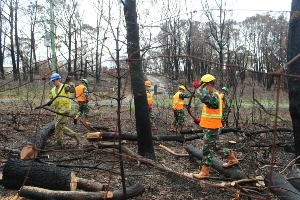 Pasukan TNI membantu pemerintah Australia melakukan pembersihan pasca-kebakaran di Aboriginal Community, Lithgow City, New South Wales, Australia, pada Februari-Maret 2020.