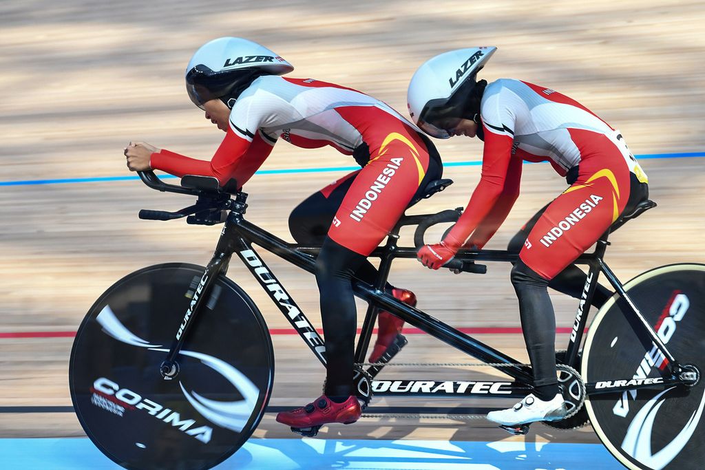 Sri Sugiyanti (kanan) dan pilotnya, Nimal Magfiroh (kiri), dalam pertandingan cabang para balap sepeda nomor 3.000 meter Individual Pursuit putri Asian Para Games Hangzhou 2022 di Chun'an Jieshou Sports Center Velodrome, China, Senin (23/10/2023). 