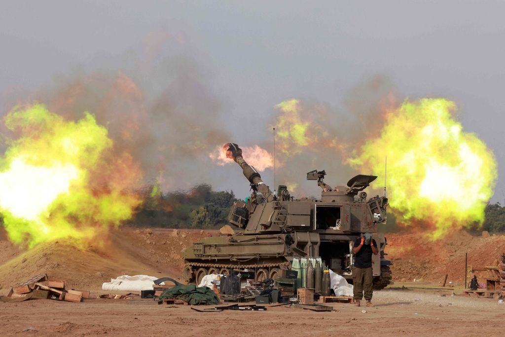 Tentara Israel menembakkan howitzer ke arah Gaza dari sebuah tempat di Israel selatan, tak jauh dari perbatasan dengan Jalur Gaza, Kamis (7/12/2023).