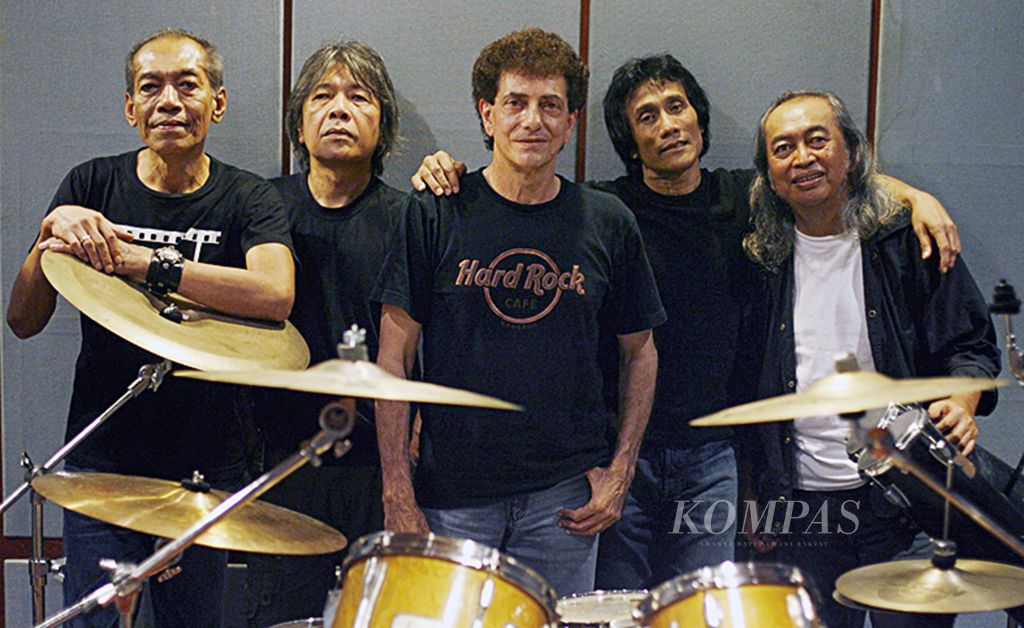 Para personel God Bless tahun 2008, dari kiri ke kanan, Donny Fattah Gagola (bas), Ian Antono (gitar), Achmad Albar (vokal), Yaya Muktio (drum), Abadi Soesman (keyboard).