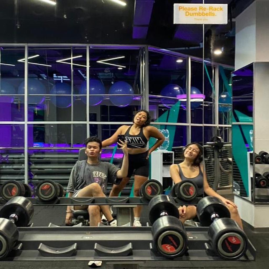 Fira Syarifa (tengah) berfoto setelah berolahraga di<i> gym</i> bersama kedua temannya.