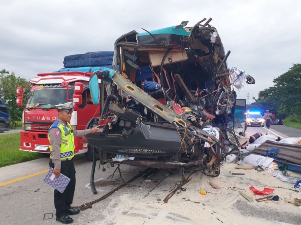 Petugas menunjukkan lokasi kecelakaan maut di Jalan Tol Cikopo-Palimanan Kilometer 186+200, Kabupaten Cirebon, Jawa Barat, Sabtu (25/2/2023). Kecelakaan yang melibatkan Bus Habibah Jaya Kencana dengan sebuah truk itu menyebabkan lima orang meninggal dunia.