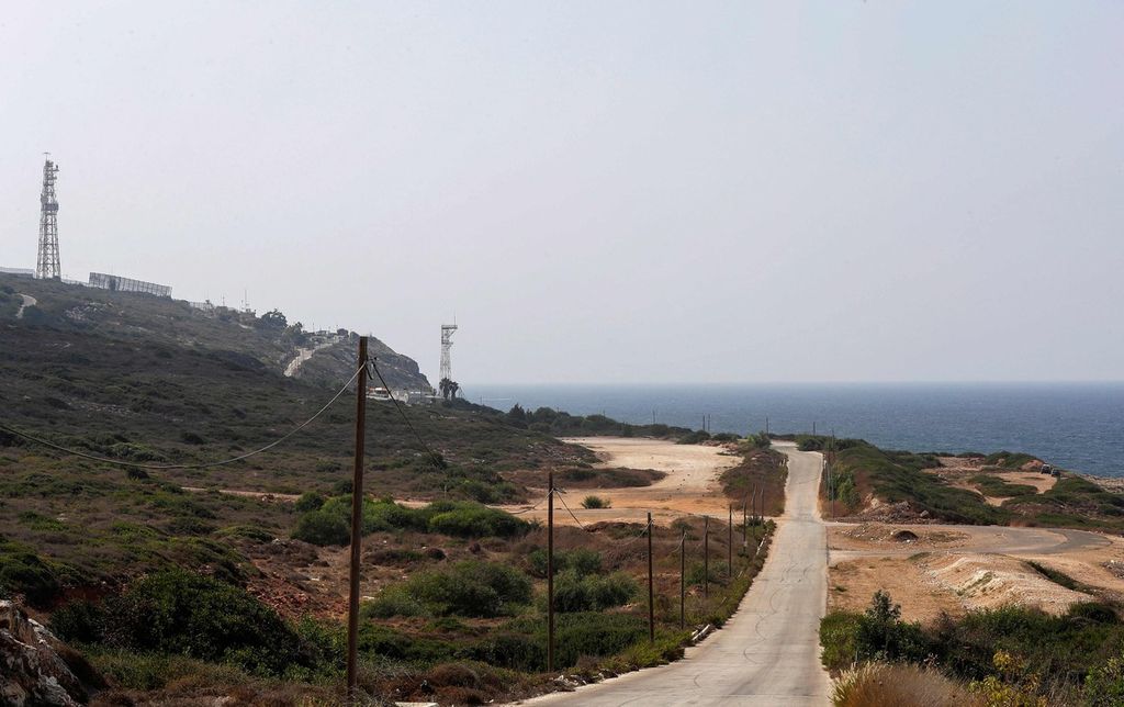 Foto yang diambil pada 3 Oktober 2022 ini memperlihatkan jalan di kawasan pantai Naqura, wilayah paling selatan Lebanon yang berbatasan dengan Israel. 