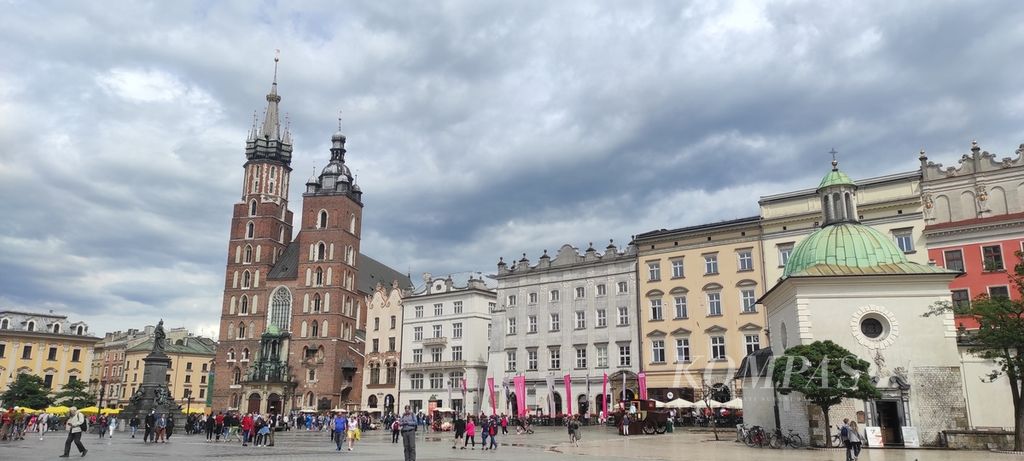 Basilika Santa Maria di pusat Kota Tua Krakow, Polandia pada 12 Juli 2022. Gereja itu membuktikan Eropa sudah terbiasa dengan bangunan bertingkat selama ratusan tahunPenduduk sedikit, wilayah luas, dan banyak bangunan bertingkat memungkinkan Krakow dan banyak kota lain di Eropa meningkatkan ketersediaan ruang terbuka